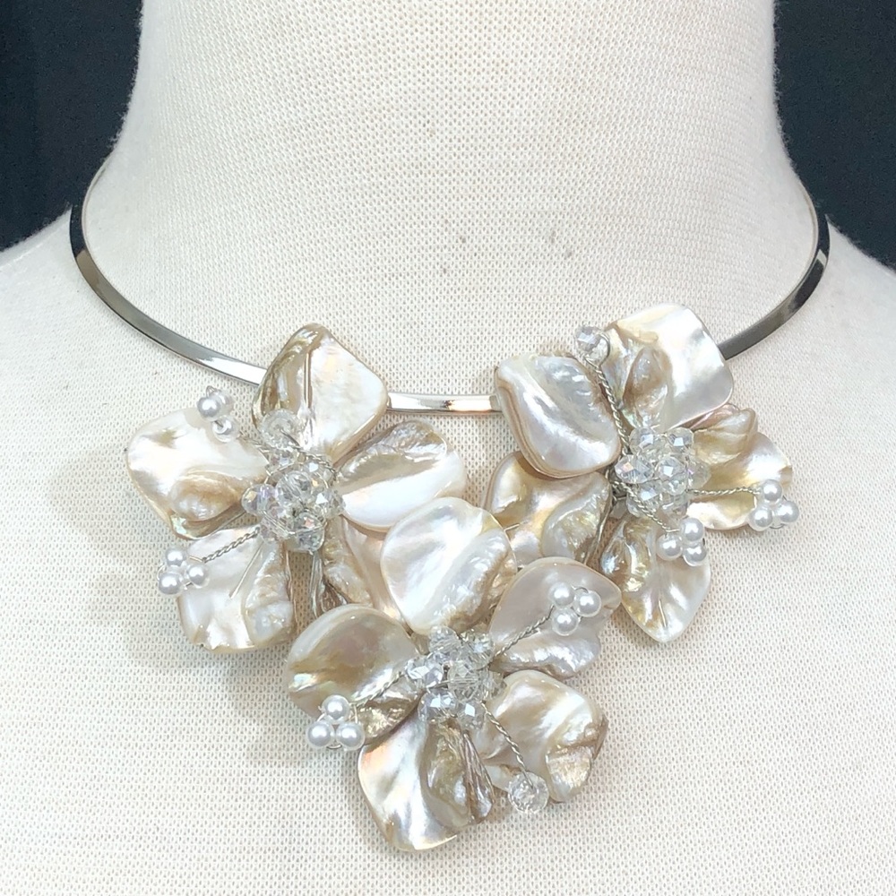 Mother of Pearl Seashell Bead Flower Choker Necklace